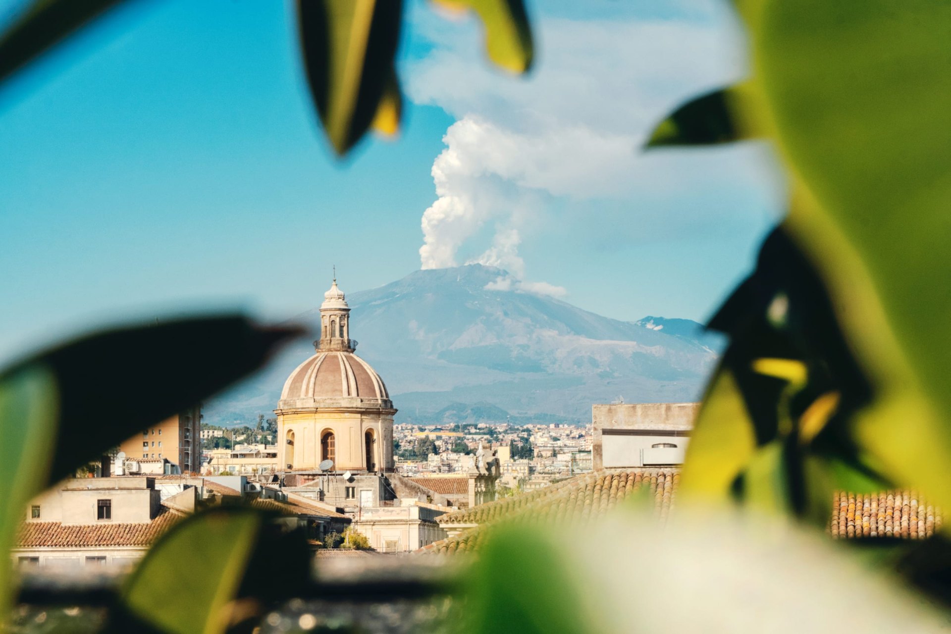 Vista su Catania con la cupola barocca e l'Etna sullo sfondo