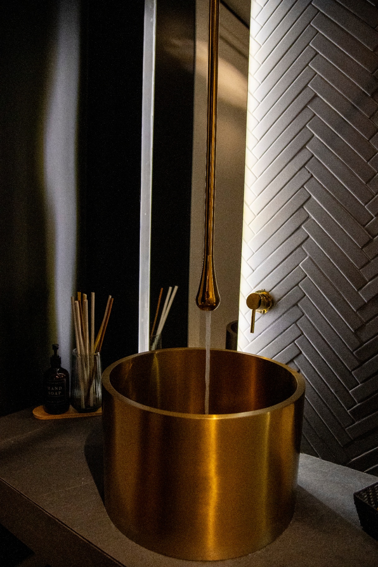 Dettaglio bagno con lavabo in ottone